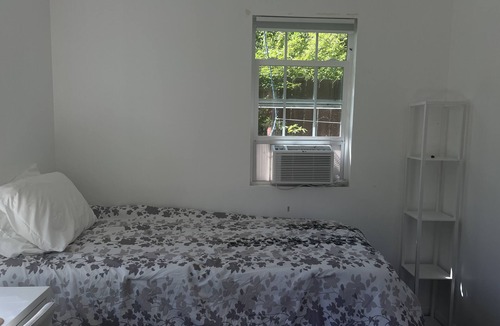 Martinez Apartment | Garden Studio 5 minutes to downtown