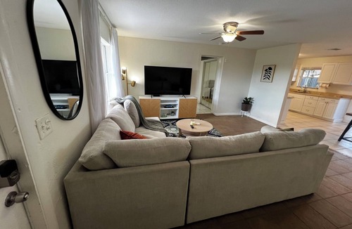 Palm Beach Gardens Hotel | Gardens Getaway w/Private Pool & Yard