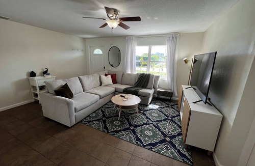 Palm Beach Gardens Hotel | Gardens Getaway w/Private Pool & Yard