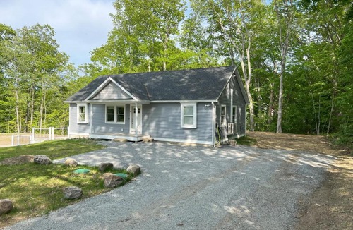 Salem House | Gardner Lake 2 Queen/1King/2 Bath/Laundry- Private