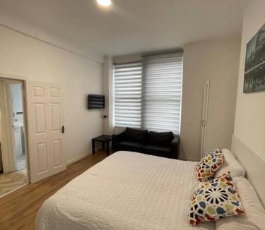 Broad Green Apartment | Garnet - Deluxe London Studio