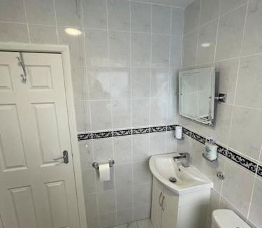 Broad Green Apartment | Garnet - Deluxe London Studio