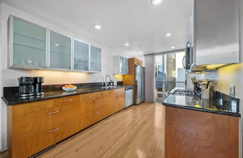 East Village Condo | Gaslamp Row House - Sleeps 8, Private Garage, AC