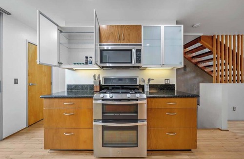 East Village Condo | Gaslamp Row House - Sleeps 8, Private Garage, AC