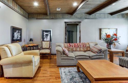 Gassville House | Gassville Group Getaway! Dog-Friendly Home + Yard