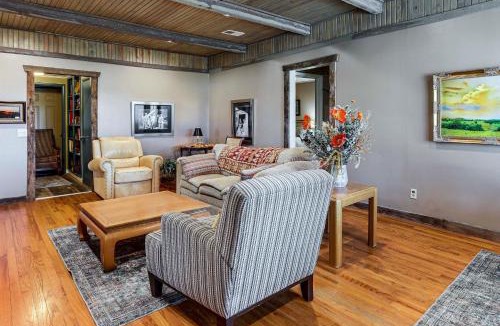 Gassville House | Gassville Group Getaway! Dog-Friendly Home + Yard