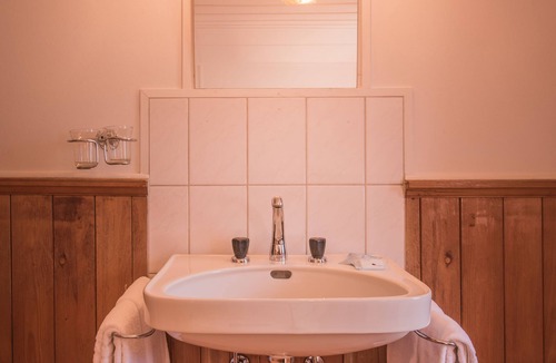 Goldswil Bed & Breakfast | Gasthof Schoenegg