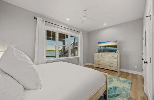 Littleton House | Gaston Shores - Boat Dock, Lake Access & Hot Tub