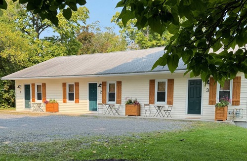 Skaneateles Villa | Gate - Bungalow - One Bedroom Villa, Sleeps 4