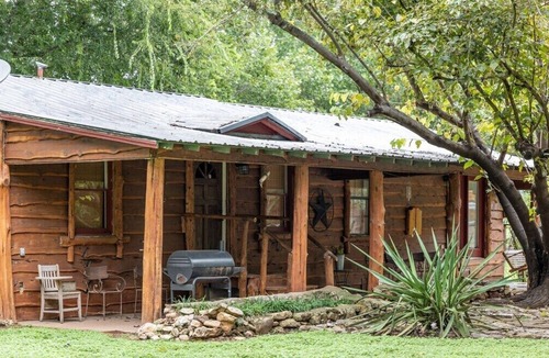 Satin Cabin | Gate House Getaway – Texas Tranquility Awaits