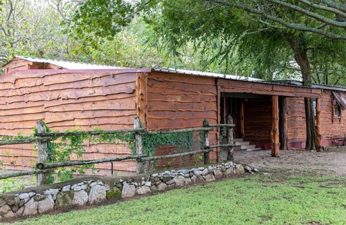 Satin Cabin | Gate House Getaway – Texas Tranquility Awaits