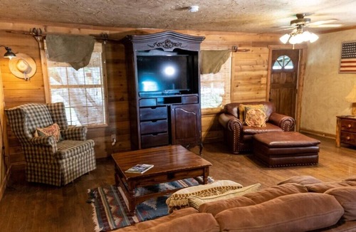 Satin Cabin | Gate House Getaway – Texas Tranquility Awaits