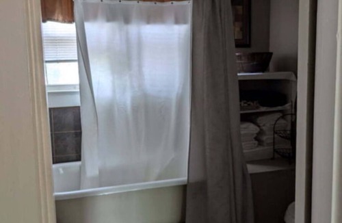 Lancaster House | Gate House (King - 2nd Floor)