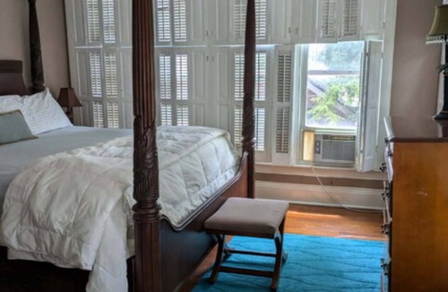 Lancaster House | Gate House (King - 2nd Floor)