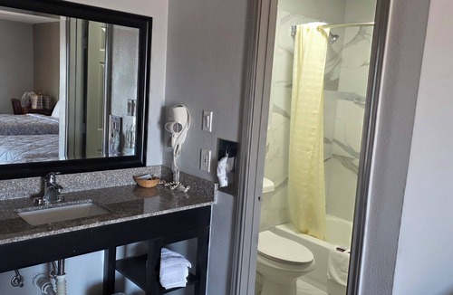 Brownwood Hotel | Gate One Inn