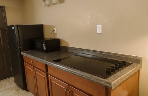 Mid City North Apartment | Gated 118 2 Double Beds Full Kitchen