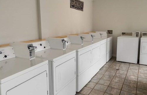Mid City North Apartment | Gated 118 2 Double Beds Full Kitchen