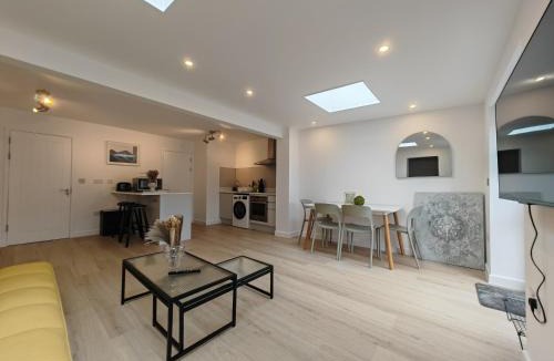 Patchway House | Gated 4 Guests House Free Parking