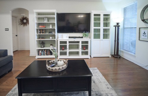 Voth House | Gated Community entire house w/ fenced backyard