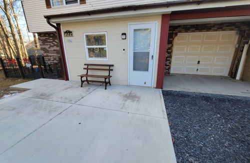 Tobyhanna House | Gated Community! Outdoor pools,lake,boats mini golf, cafe and more!