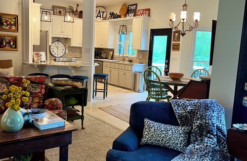 Greensboro Cottage | Gated Cozy 3BdRm Cottage