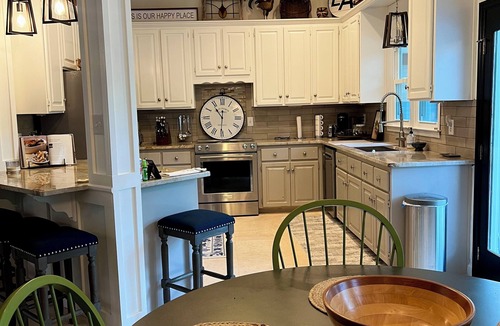 Greensboro Cottage | Gated Cozy 3BdRm Cottage