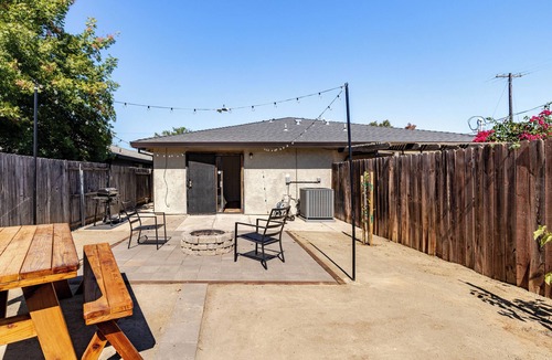 Southeastern Sacramento House | Gated home w/backyard retreat