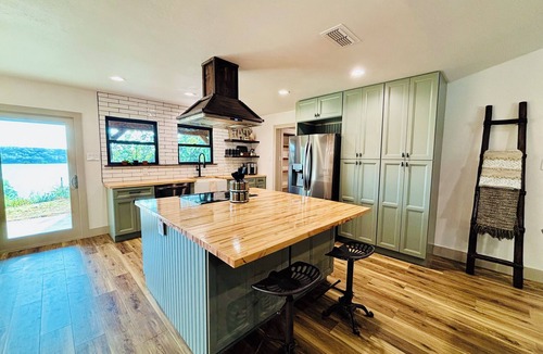 Palo Pinto House | Gated Lake Ranch, Private Dock & 3.5 Acres, Fire pit & Pet Friendly
