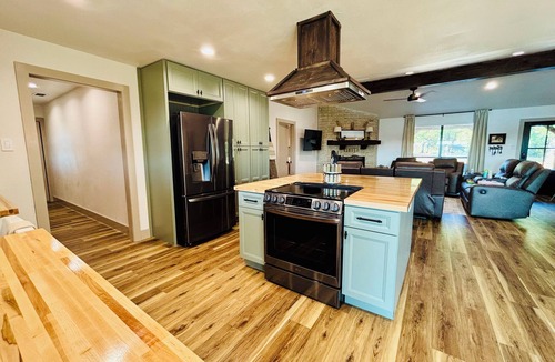 Palo Pinto House | Gated Lake Ranch, Private Dock & 3.5 Acres, Fire pit & Pet Friendly