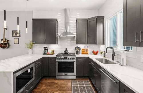 Buena Vista House | Gated Luxury in Nashville: Rooftop Views+Fire Pit