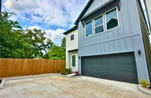 Northside House | Gated Modern 3BR Near Downtown Med Center