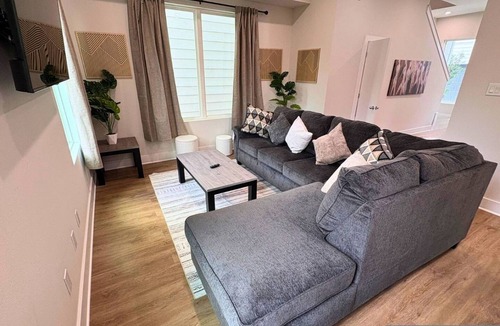 Northside House | Gated Modern 3BR Near Downtown Med Center