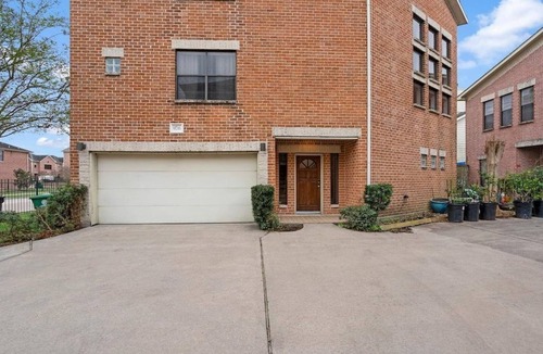Willow Meadows/Willowbend Area House | Gated, Modern & Spacious 3 BR House - 5 min drive to NRG Stadium - WiFi, Laundry