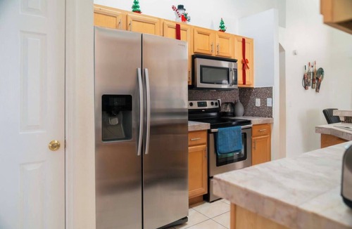 Lake Berkley House | Gated Pool Home 20 Min to Disney, Uni, MCO,