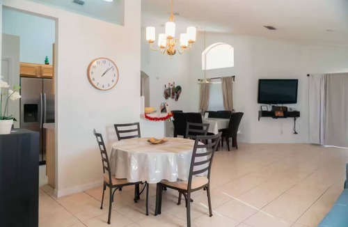 Lake Berkley House | Gated Pool Home 20 Min to Disney, Uni, MCO,