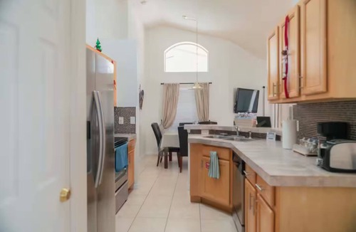 Lake Berkley House | Gated Pool Home 20 Min to Disney, Uni, MCO,