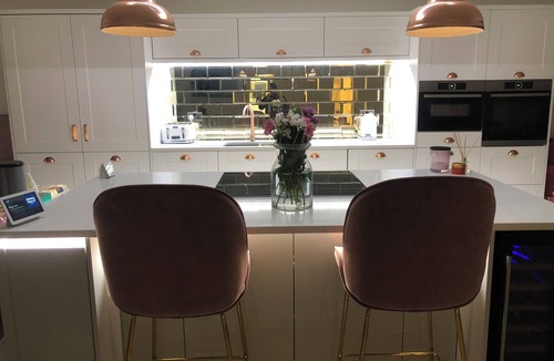 Rushmoor District House | Gated property! Open plan at its best