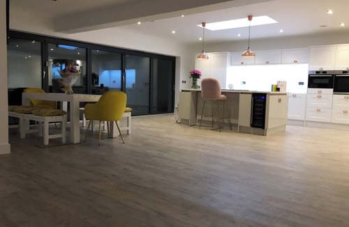 Rushmoor District House | Gated property! Open plan at its best