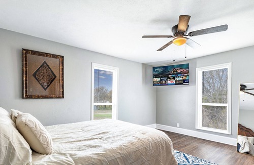 Kemp House | Gated spacious home with oversized deck on almost an acre 2 min from the lake!