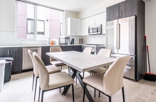 Roosevelt House | Gated Townhome Near Downtown Seattle (Green Lake)