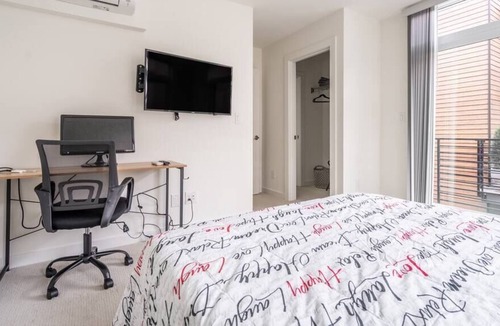 Roosevelt House | Gated Townhome Near Downtown Seattle (Green Lake)