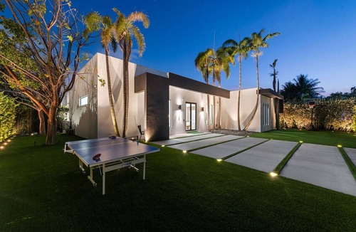Olympia Heights House | Gated Villa | Pool/Spa, Bball & Ping Pong