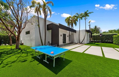 Olympia Heights House | Gated Villa | Pool/Spa, Bball & Ping Pong