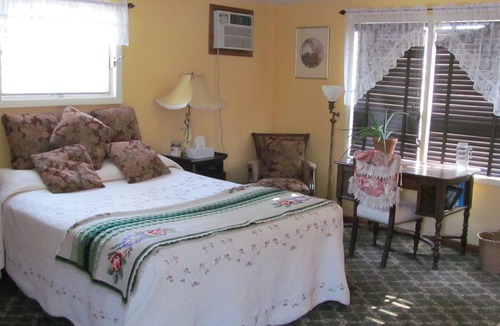 New Paltz Bed & Breakfast | Gatehouse Gardens - 3 Room Suite