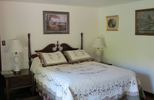 New Paltz Bed & Breakfast | Gatehouse Gardens - 3 Room Suite