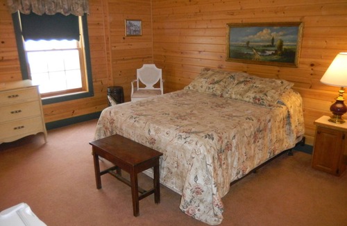 Thompsonville Bed & Breakfast | Gatehouse Lodge one mile from Crystal Mountain SKI Resort