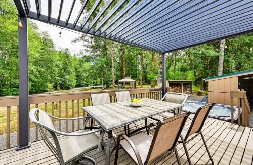 Packwood House | Gateway to Mt Rainier Riverfront Haven with Hot Tub