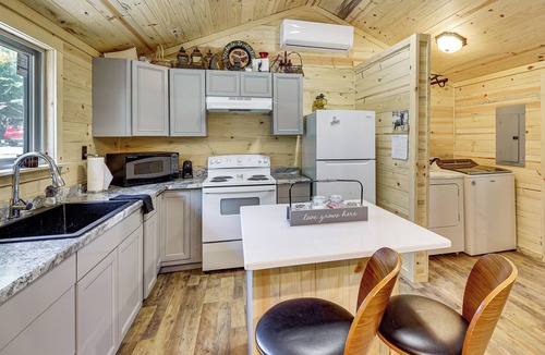 Athens Cabin | Gateway to Ouachita National Forest! Cozy Cabin