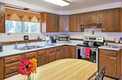 West Yellowstone House | Gateway to Yellowstone! Cabin < 1 Mi to Nat'l Park