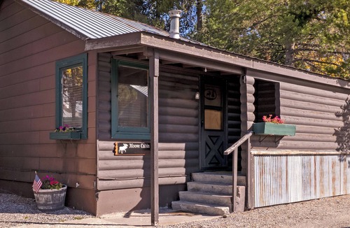 West Yellowstone House | Gateway to Yellowstone! Cabin < 1 Mi to Nat'l Park